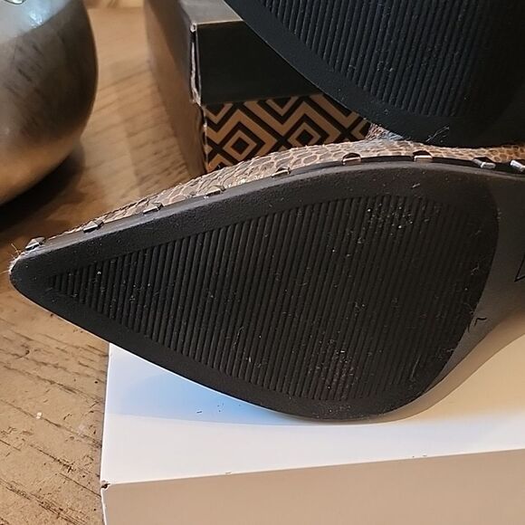 Charles David chelsea snakeskin boots size 7 New only worn one time with box - Picture 10 of 14